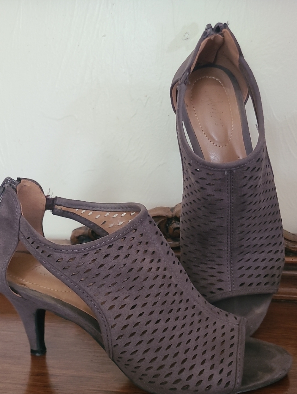 Women's Gray Laser Cut Peep-Toe Shoeties Heels Size 7 Spring Transitional Shoes